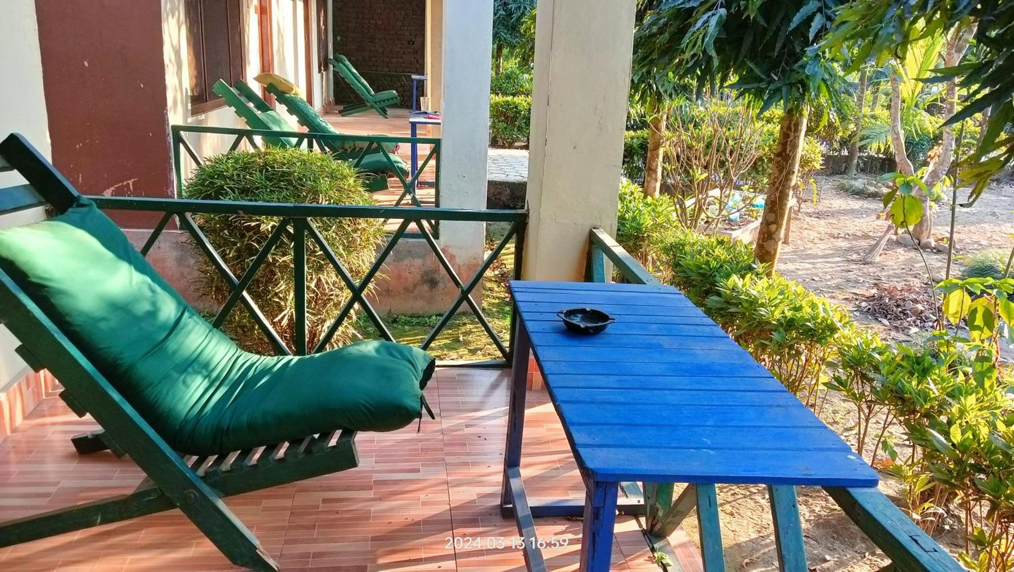 Hotel Butterfly - Peaceful Garden For Nature Lovers Sauraha Exterior photo