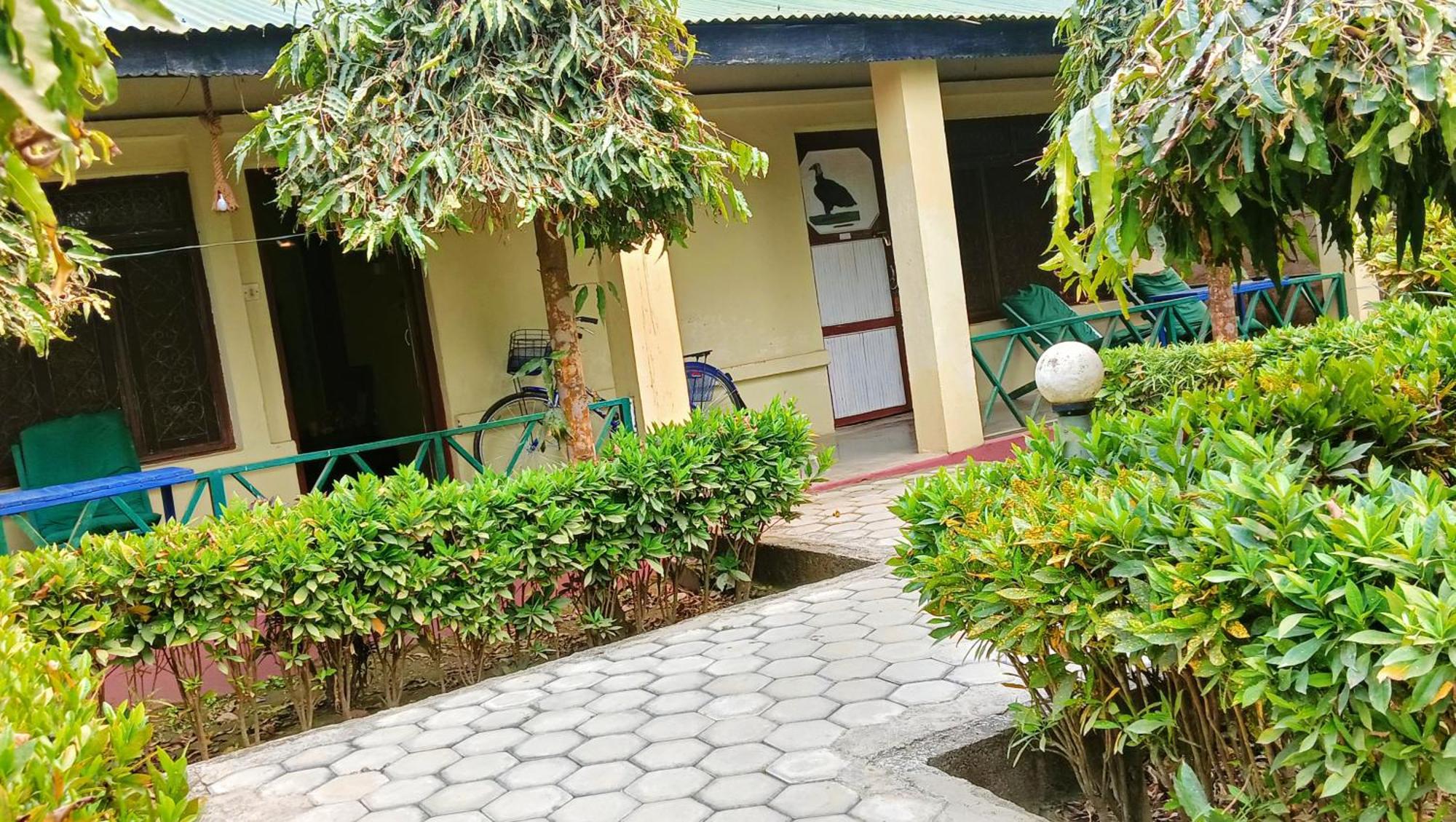 Hotel Butterfly - Peaceful Garden For Nature Lovers Sauraha Exterior photo