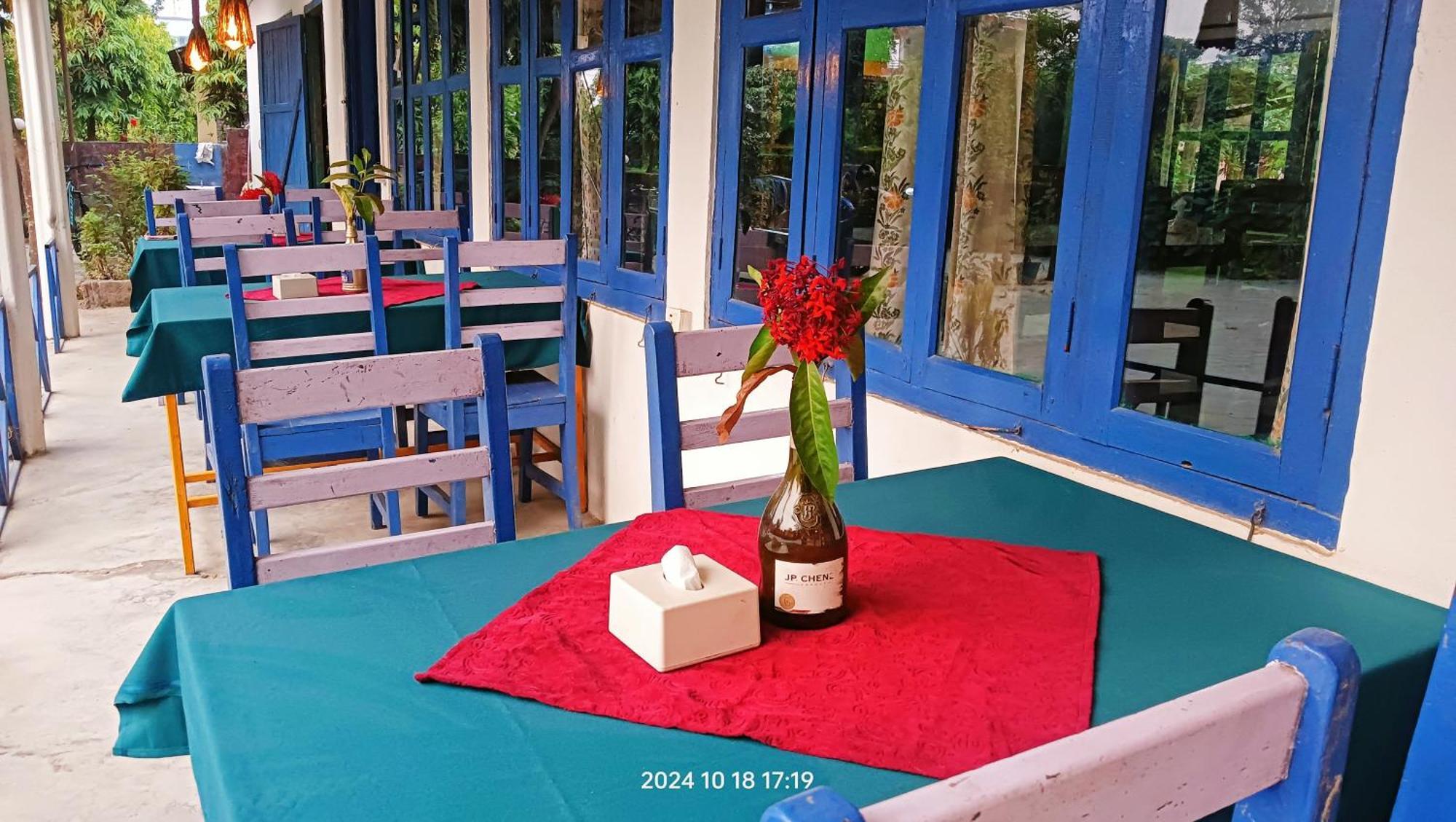 Hotel Butterfly - Peaceful Garden For Nature Lovers Sauraha Exterior photo
