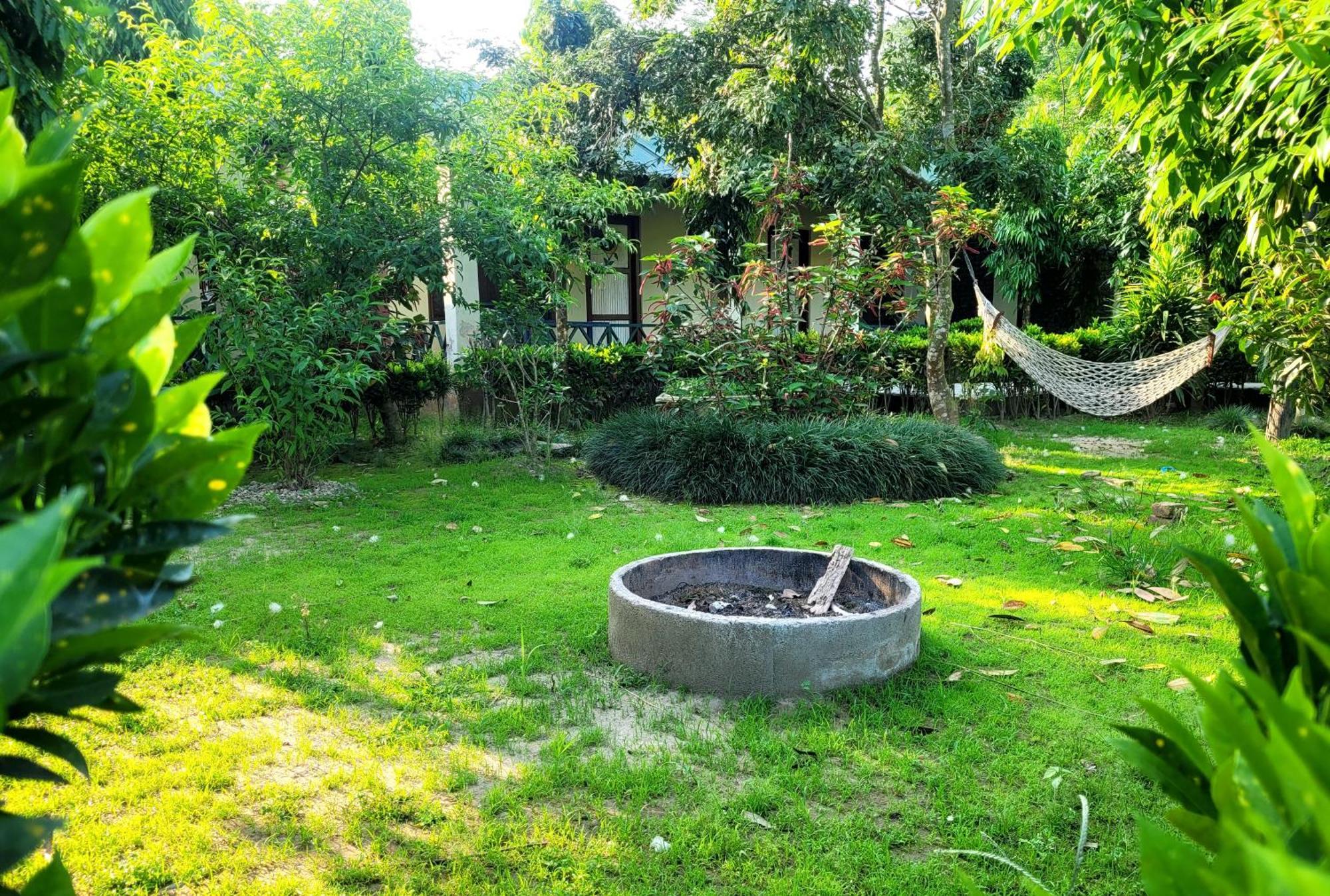 Hotel Butterfly - Peaceful Garden For Nature Lovers Sauraha Exterior photo